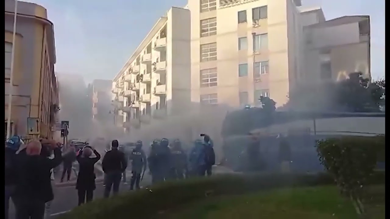 Scontri a Cagliari tra polizia e antifascisti al corteo di Blocco studentesco
