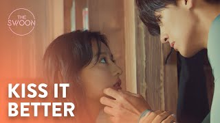 Download lagu Ji Chang-wook kisses Kim Ji-won’s wounds | Lovestruck in the City Ep 2 [ENG SUB] mp3