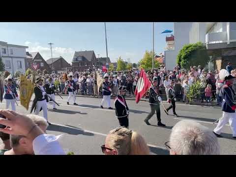 Vorst Schützenfest 2022 Vorbeimarsch der Fahnen- und Blumenhornträgern (Hönesparade)