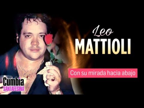Con Su Mirada Hacia Abajo video