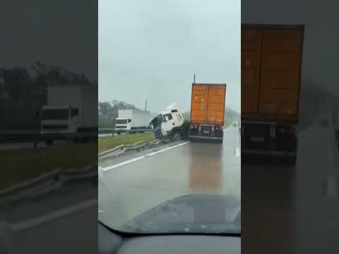 Carreta faz “L” no Rodoanel e chama atenção dos motoristas