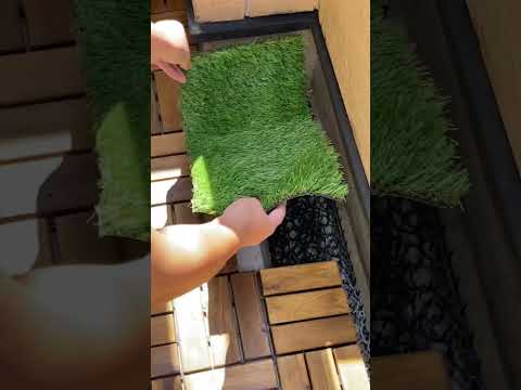 gazon artificiel balcon-tapis-imitation-caillebotis-gazon-synthétique-damier