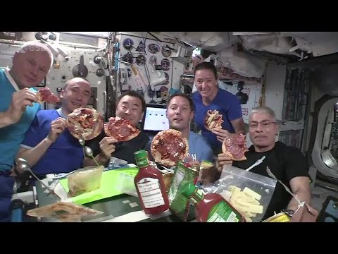 Här äter astronauterna pizza i tyngdlöshet på ISS