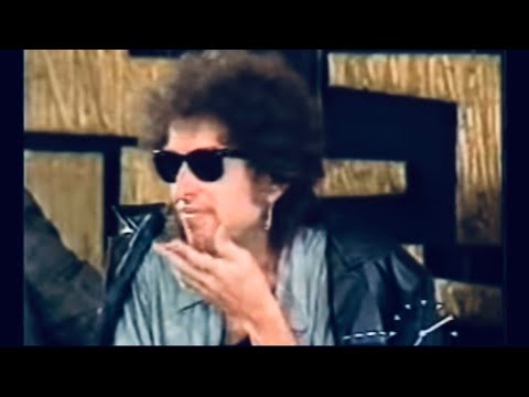 Bob Dylan Refuses to Answer Reporters and Acts Bored at Press Conference