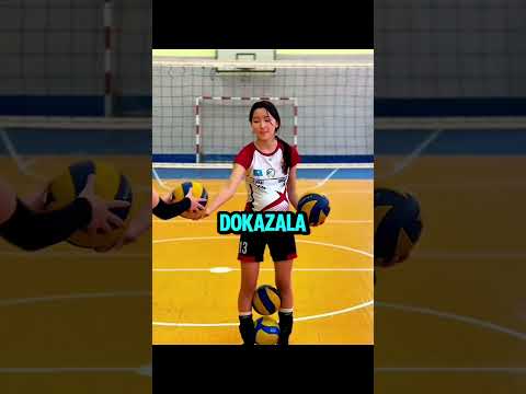 Pokušala je da balansira 12 fudbalskih lopti😳⚽️