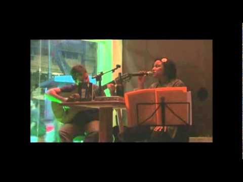 nina rosa no café diminuta