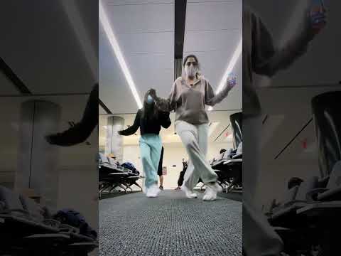 Char Baj Gaye - Party Abhi Baaki Hai I Bollywood x Shuffle I Dance in Airport I  with @eshhpatel