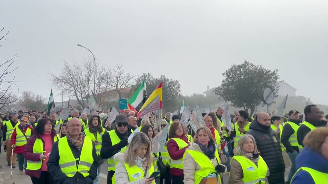 Miles de personas se manifiestan contra el cierre de la central nuclear de Almaraz
