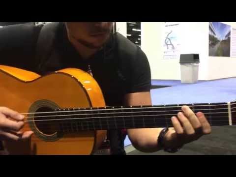 Camilo Velandia tocando una guitarra flamenca en Aria NAMM 2015