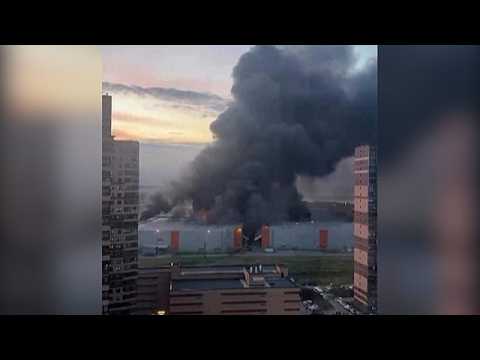 Ukrainischer Drohnenangriff löst Großbrand in Lagerhallen in St. Petersburg aus