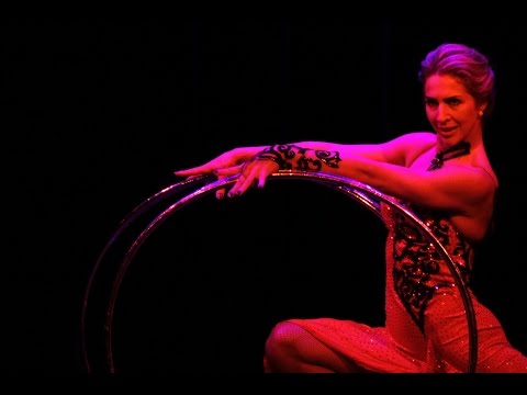 Alesya Gulevich - Hula Hoop Artist - Tigerpalast (announced by Liliane Montevecchi)
