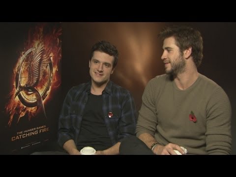 ハンガー・ゲーム」のジョシュ・ハッチャーソンが見えない猿と戦い、ジェニファー・ローレンスにいたずらをする (Hunger Games' Josh Hutcherson fights invisible monkeys and pranks Jennifer Lawrence)