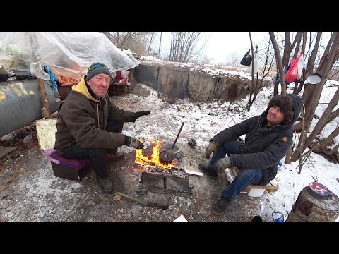 БОМЖИ КАК ВЫЖИВАЮТ ЗИМОЙ НА УЛИЦЕ