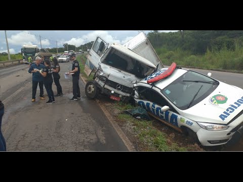 Viatura da Polícia Militar é atingida por caminhão desgovernado na GO 020 em Goiânia