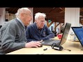 Senioren geven elkaar computerles in Poortugaal.