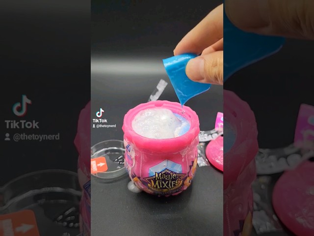 Vídeo relacionado con Magic Mixies Magic Mixlings 2 Pack, Tap & Reveal, calderón pequeño y una Varita mágica de Juguete con un muñeco Sorpresa, para niños y niñas a Partir de 5 años, Famosa (MG001000)