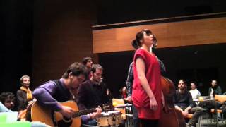 Anna Roig i l'Ombre de Ton Chien, Corro sota la pluja. Acústic.