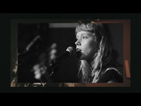 Alice Phoebe Lou - "Deep blue sea + Acrobat (Angel Olsen)" - Café & Pop Torgal