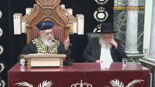 הראשון לציון הרב יצחק יוסף שליט"א - שיעור מוצ"ש תרומה תשפ"ו והרב המקדים הרב מרדכי אדרת שליט"א (רבנים שונים) - התמונה מוצגת ישירות מתוך אתר האינטרנט יוטיוב. זכויות היוצרים בתמונה שייכות ליוצרה. קישור קרדיט למקור התוכן נמצא בתוך דף הסרטון