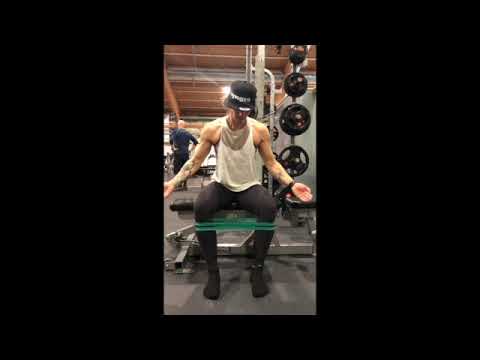 Uppgift 1. Styrkeövning 1. Sittande abduktion med gummiband.