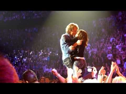 Bon Jovi Montreal 2010-03-20 Bed of Roses with Jon dancing with a fan