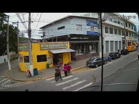 ATENÇÃO NAS RUAS DE JUQUITIBA MOTO QUASE ATROPELA PEDESTRES