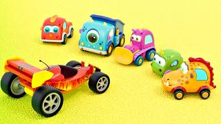 Carrinhos Mocas brincam com um carro de corrida! Desenho animado infantil dos carrinhos monstros