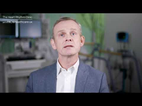 What is atrial fibrillation (AF) and what are the symptoms?