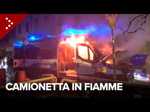 Guerriglia a Torino, camionetta dei reparti mobili della polizia prende fuoco