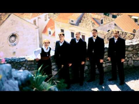 Zelenu granu s tugom žuta voća - klapa Puntari