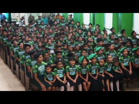 coral de crianças cantando medley(alfa e ômega,aleluia,maranata,não há outro como tu )#coral