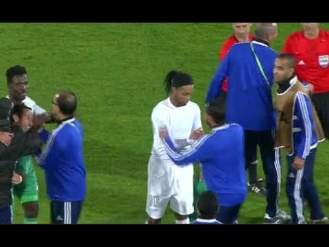 Ronaldinho Gaúcho perde roupa e chuteiras em 'arrastão' (Atl. mineiro 1x3  Raja)