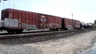 preview picture of video 'BNSF 6751 E meets BNSF 6779 West @ Hanford (HD)'