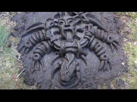 creating a psychedlic earth-skulpture with dirt in the woods