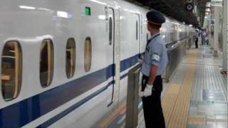 preview picture of video 'Shinkansen N700 Nozomi arriving at the Shin-Osaka Station - [09/29/2011]'