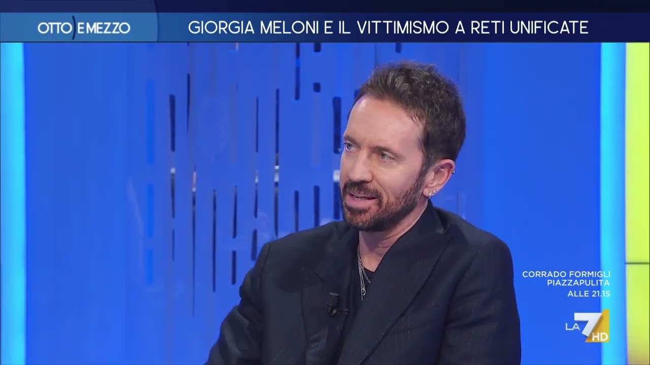 Sconto sui carburanti per 20 giorni, Scanzi: "Mossa elettorale per raccattare voti per il Sì"