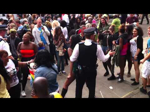 police have fun at notting hill carnival 2012 london.MOV