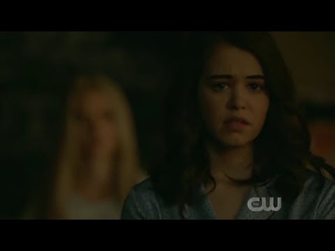 Legacies 1x12 'Josie tells Hope that she had a crush on her'