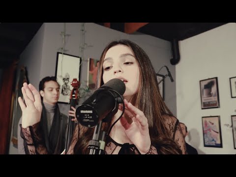 Daphne Michelle - A Pair Of Eyes/Sway (Versión Acústica)