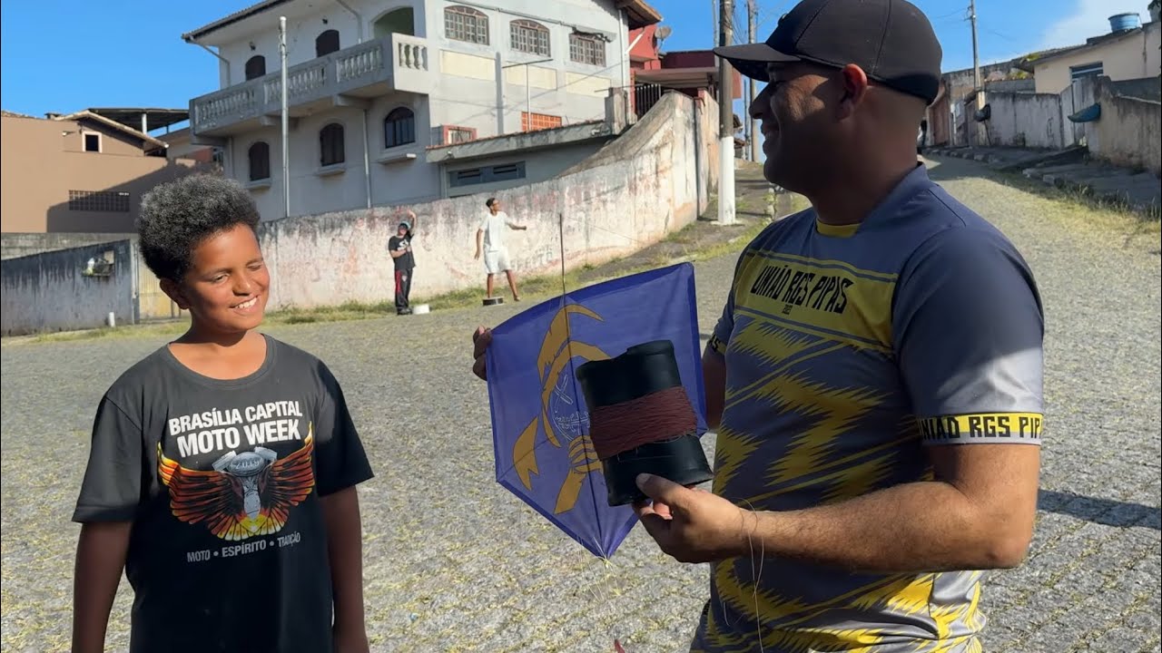 GAROTO HUMILDE GANHOU  LINHA 🧵 E PIPA 