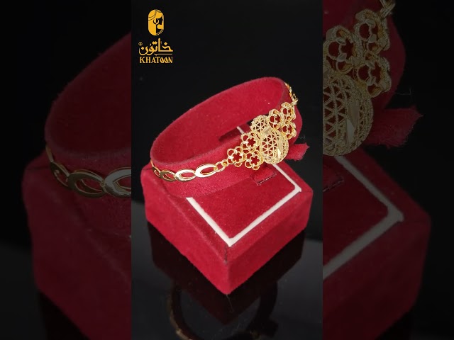 طقم مجوهرات بلمعان الذهب بتصميم جرة الذهب المتدلية