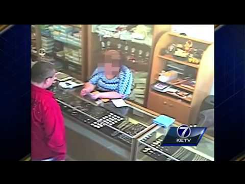 Police looking for man who used sleight of hand to steal gold necklace