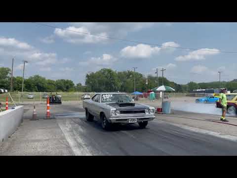 1st. time run @Edgewater UMTR race 1968 Plymouth GTX  vs. Chuck Wagon Windsor powered 5 speed