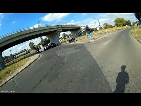 Aki autót bámul, kátyúba mehet - You stare at a car you might hit a pothole