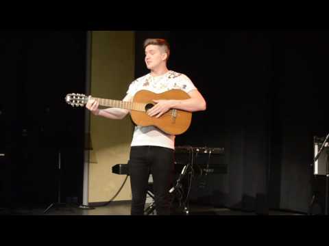 Daniel Norberg spelar en låt