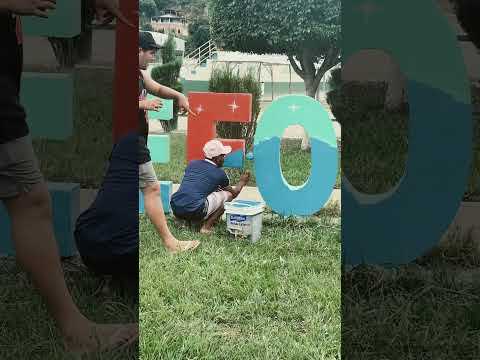 Pintando letreiro da cidade para a Copa do Mundo