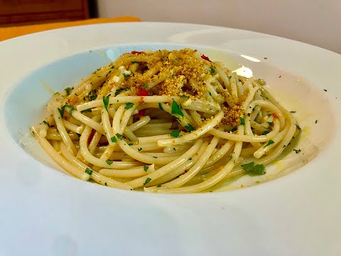 Spaghetti with garlic, oil, chilli pepper and crunchy breadcrumbs