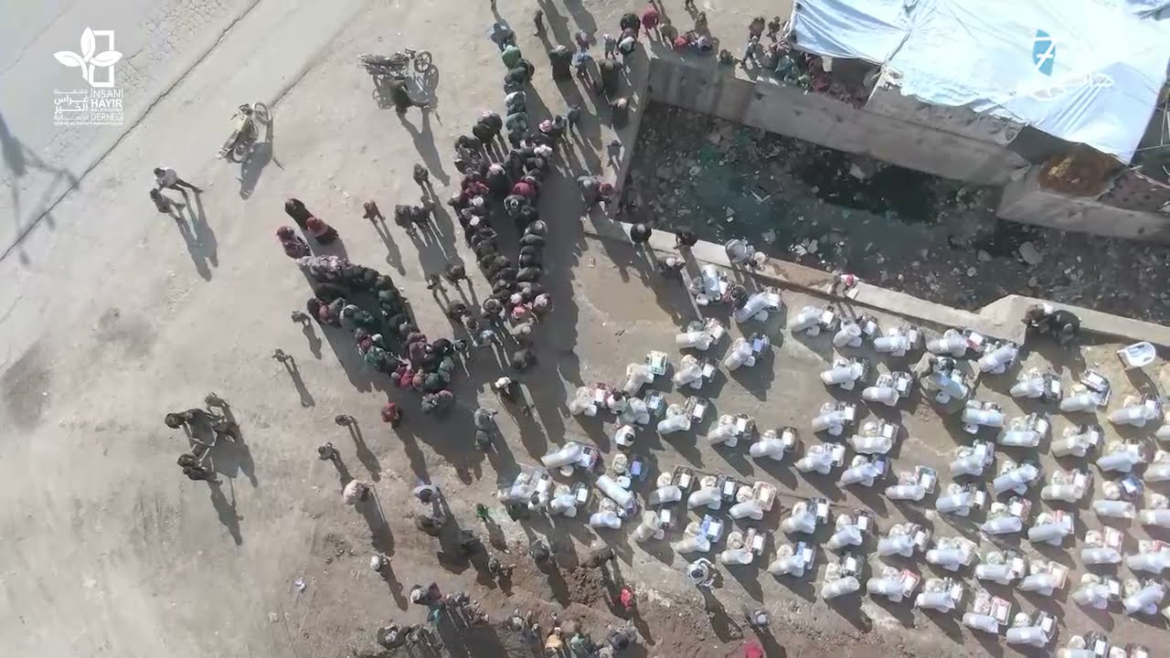 توزيع المساعدات الشتوية بإشراف من فريق التآخي في مخيمات الشمال السوري 2021