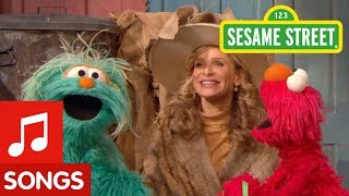 Sesame Street: That&#39;s Camouflage Song with Elmo, Rosita, and Kyra Sedgwick!
