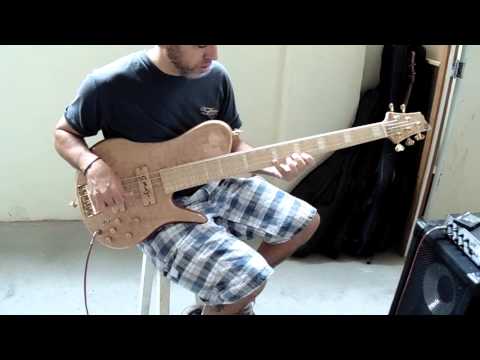 Teste do baixo S.Martyn Freedom 5 cordas modo ativo.